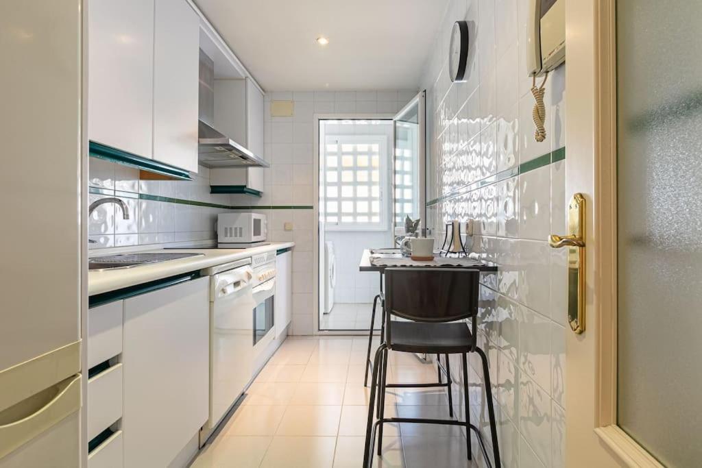 Sunny Golden Mile Apartment *